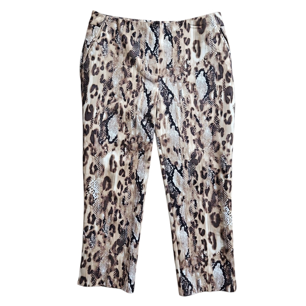 Chico's • So Slimming Capri Pants
